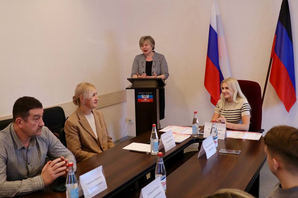 Друзья! 7 ноября Уполномоченный по правам человека в Донецкой Народной Республика Дарья Морозова и Молодежный совет по правам человека ДНР вручили награды победителям конкурса видеороликов "Мы едины" Друзья! 7 ноября Уполномоченный по правам человека в Донецкой Народной Республика Дарья Морозова и Молодежный совет по правам человека ДНР вручили награды победителям конкурса видеороликов "Мы едины"