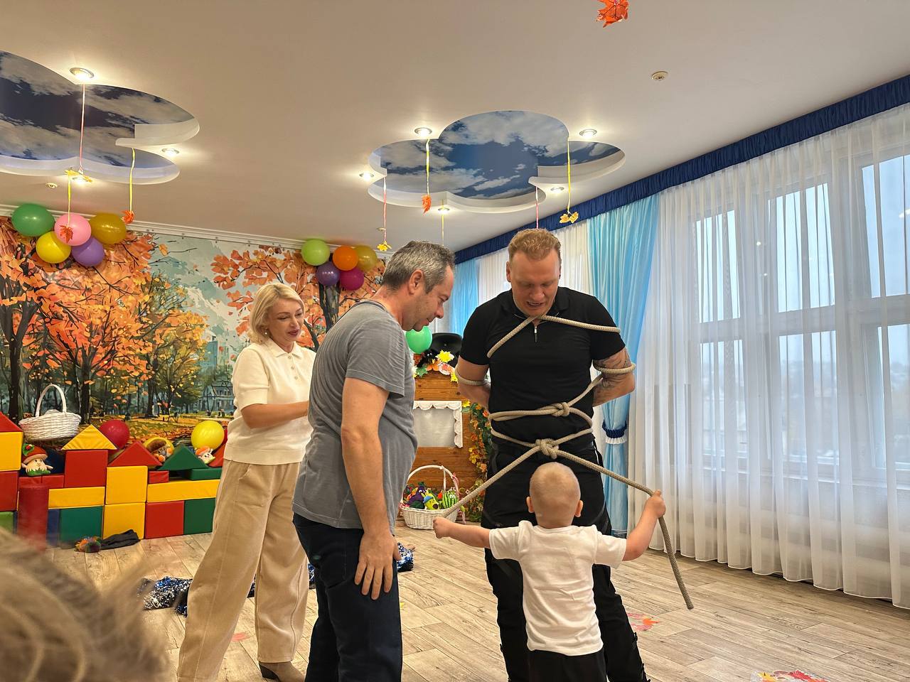 Сегодня Луганский дом ребёнка посетил всемирно известный дрессировщик Эдгард Запашный с командой Сегодня Луганский дом ребёнка посетил всемирно известный дрессировщик Эдгард Запашный с командой