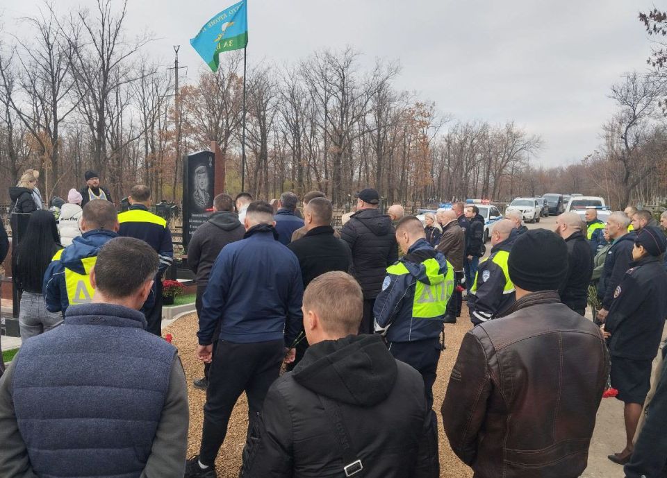 В Донецке увековечили память сотрудника полиции Богдана Федоряка, погибшего при исполнении служебного долга В Донецке увековечили память сотрудника полиции Богдана Федоряка, погибшего при исполнении служебного долга