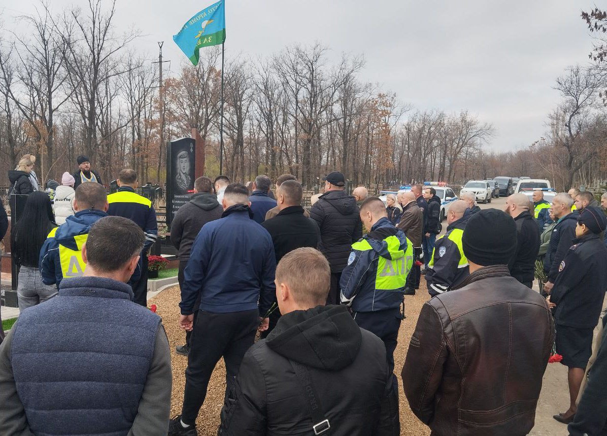 В Донецке увековечили память сотрудника полиции Богдана Федоряка, погибшего при исполнении служебного долга В Донецке увековечили память сотрудника полиции Богдана Федоряка, погибшего при исполнении служебного долга