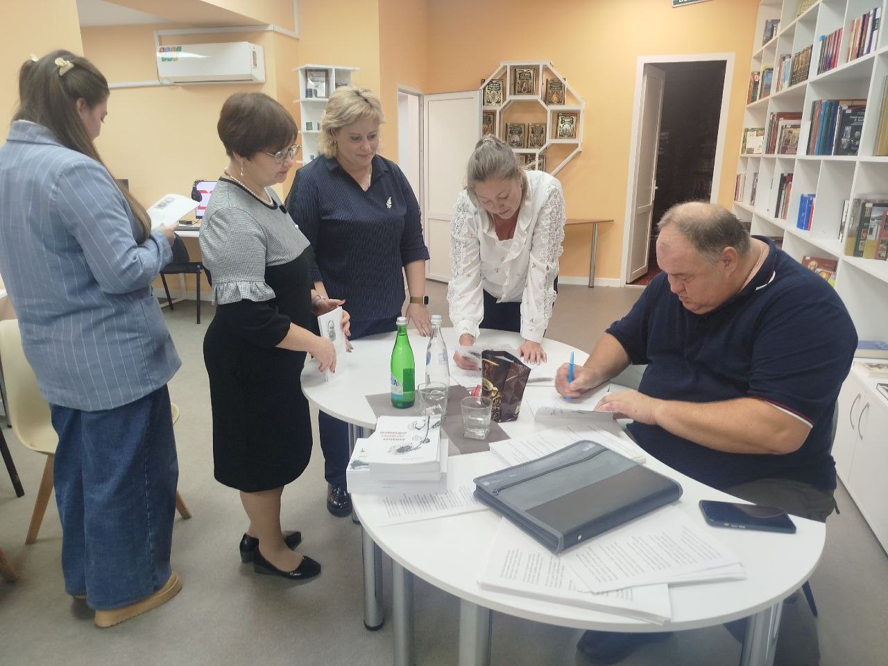 7 ноября 2025 года Ирина Моногарова, депутат Шахтерского муниципального совета от партии "Единая Россия", председатель Совета женщин Шахтерска посетила в Центральной городской библиотеке города Шахтерска творческий вечер с... 7 ноября 2025 года Ирина Моногарова, депутат Шахтерского муниципального совета от партии "Единая Россия", председатель Совета женщин Шахтерска посетила в Центральной городской библиотеке города Шахтерска творческий вечер с...