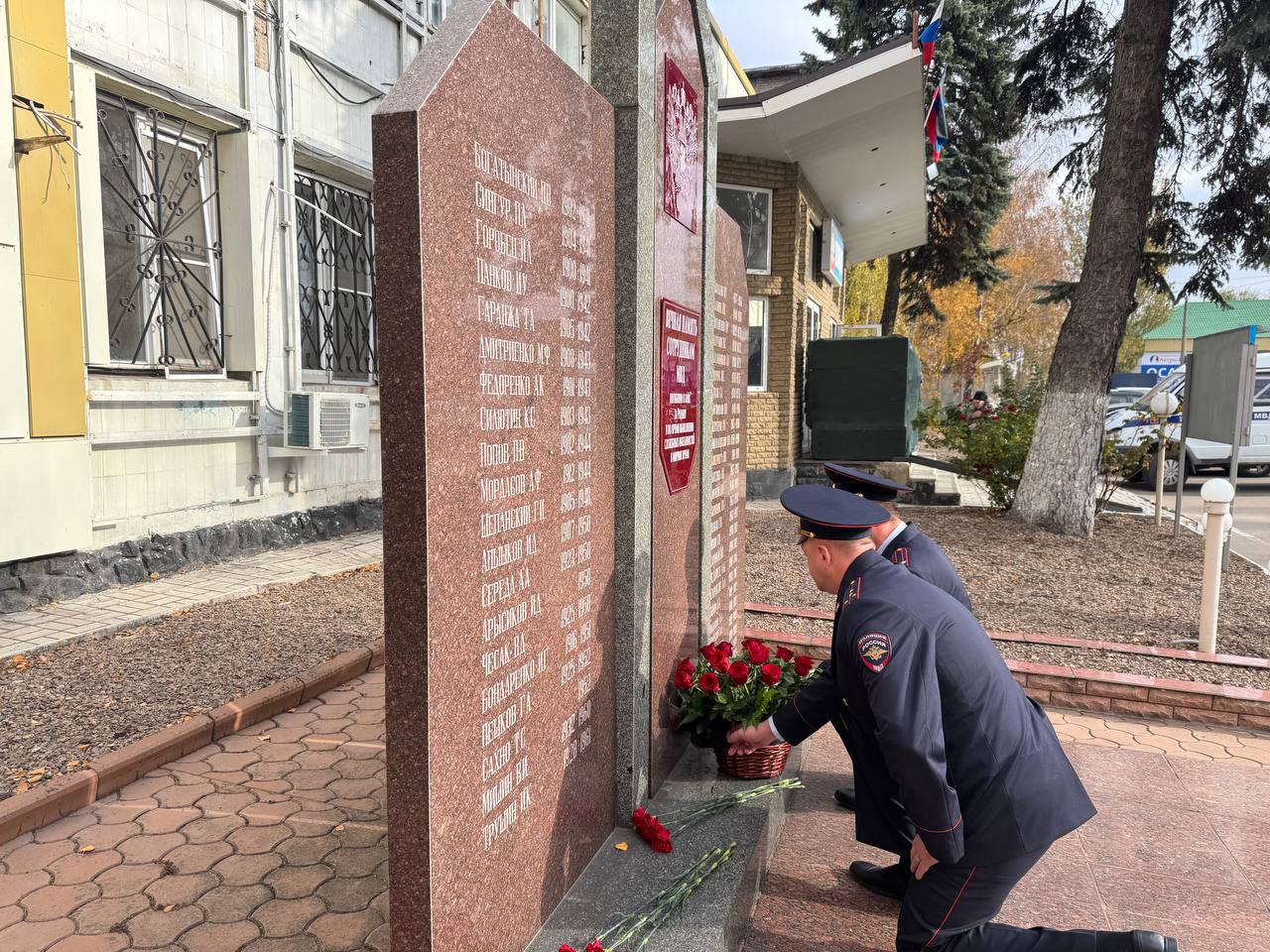 В Макеевке правоохранители почтили память погибших сотрудников ОВД В Макеевке правоохранители почтили память погибших сотрудников ОВД