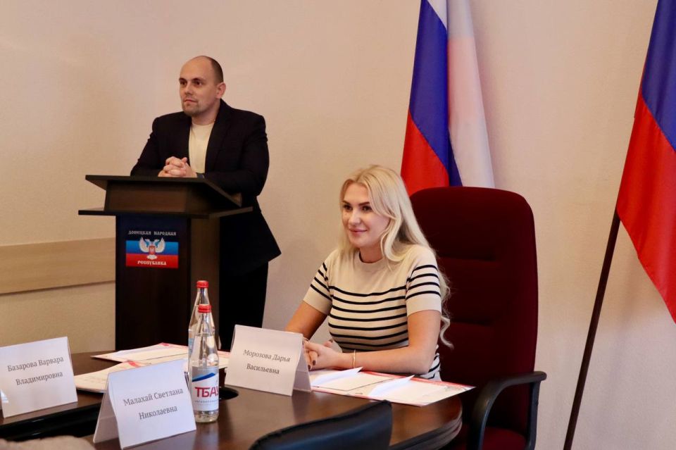Друзья! 7 ноября Уполномоченный по правам человека в Донецкой Народной Республика Дарья Морозова и Молодежный совет по правам человека ДНР вручили награды победителям конкурса видеороликов "Мы едины" Друзья! 7 ноября Уполномоченный по правам человека в Донецкой Народной Республика Дарья Морозова и Молодежный совет по правам человека ДНР вручили награды победителям конкурса видеороликов "Мы едины"