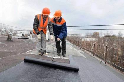 Работы по ремонту кровель ведутся в более чем 250 многоквартирных домах ДНР