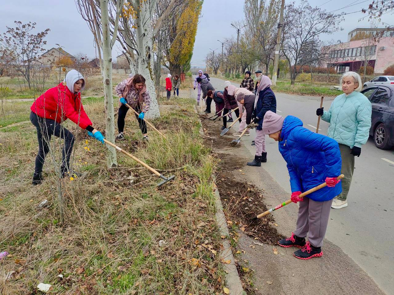 По поручению Главы Донецкой Народной Республики Дениса Пушилина, с целью обеспечения чистоты и порядка в городе Зугрэсе был проведен субботник, к которому присоединились сотрудники предприятий, организаций и учреждений города По поручению Главы Донецкой Народной Республики Дениса Пушилина, с целью обеспечения чистоты и порядка в городе Зугрэсе был проведен субботник, к которому присоединились сотрудники предприятий, организаций и учреждений города