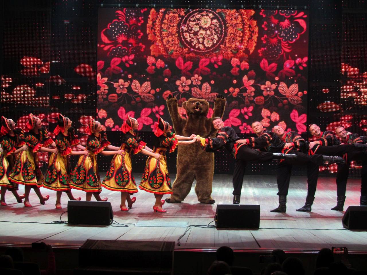 Михаил Желтяков: В рамках празднования Дня народного единства ансамбль песни и танца «Донбасс» представил в Донецке свою масштабную программу «Многонациональный Донбасс» Михаил Желтяков: В рамках празднования Дня народного единства ансамбль песни и танца «Донбасс» представил в Донецке свою масштабную программу «Многонациональный Донбасс»