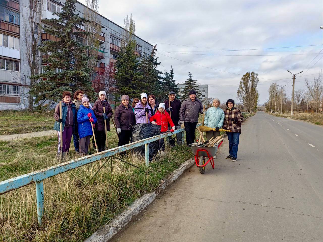 По поручению Главы Донецкой Народной Республики Дениса Пушилина, с целью обеспечения чистоты и порядка в городе Зугрэсе был проведен субботник, к которому присоединились сотрудники предприятий, организаций и учреждений города