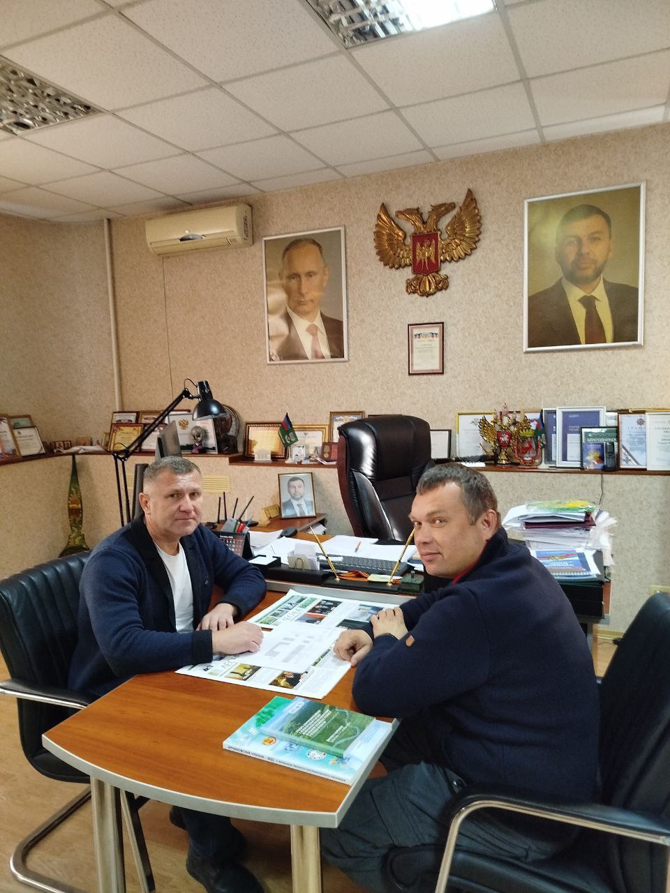 Провел рабочую встречу с заместителем генерального директора АНО «Сад памяти» Александром Краснощековым