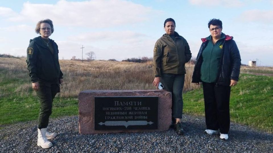 Возле монумента в память всех погибших пассажиров при крушении малайзийского «Боинга» MH17, созданного отзывчивыми жителями населенного пункта Грабово в Донецкой Народной Республики Возле монумента в память всех погибших пассажиров при крушении малайзийского «Боинга» MH17, созданного отзывчивыми жителями населенного пункта Грабово в Донецкой Народной Республики
