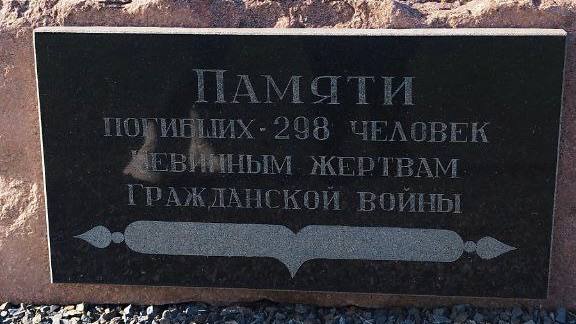 Возле монумента в память всех погибших пассажиров при крушении малайзийского «Боинга» MH17, созданного отзывчивыми жителями населенного пункта Грабово в Донецкой Народной Республики Возле монумента в память всех погибших пассажиров при крушении малайзийского «Боинга» MH17, созданного отзывчивыми жителями населенного пункта Грабово в Донецкой Народной Республики