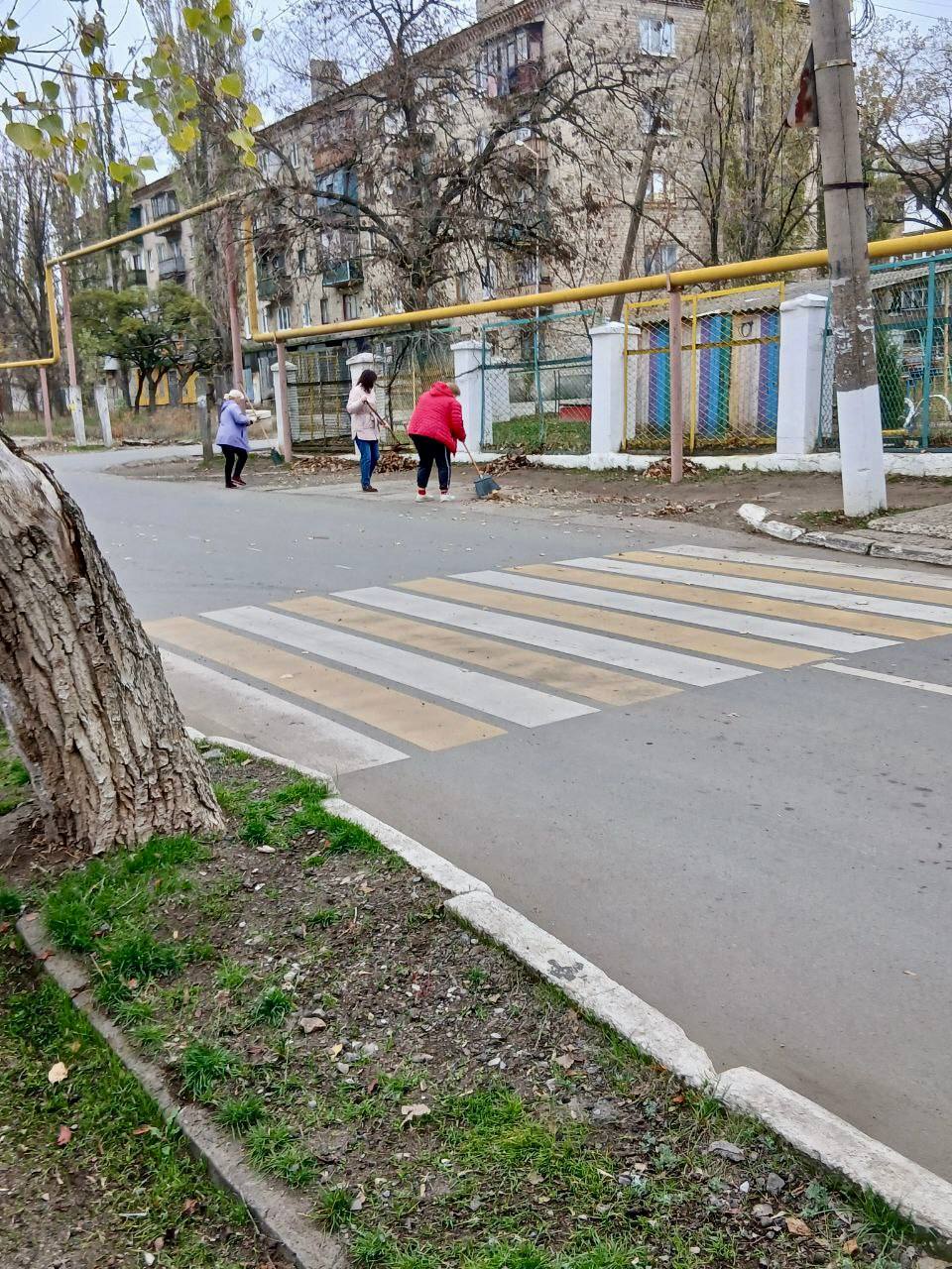 По поручению Главы Донецкой Народной Республики Дениса Пушилина, с целью обеспечения чистоты и порядка в городе Зугрэсе был проведен субботник, к которому присоединились сотрудники предприятий, организаций и учреждений города По поручению Главы Донецкой Народной Республики Дениса Пушилина, с целью обеспечения чистоты и порядка в городе Зугрэсе был проведен субботник, к которому присоединились сотрудники предприятий, организаций и учреждений города