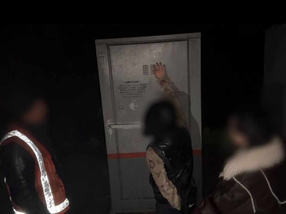 Малолетних террористов задержали в ДНР при попытке сжечь релейный шкаф Малолетних террористов задержали в ДНР при попытке сжечь релейный шкаф