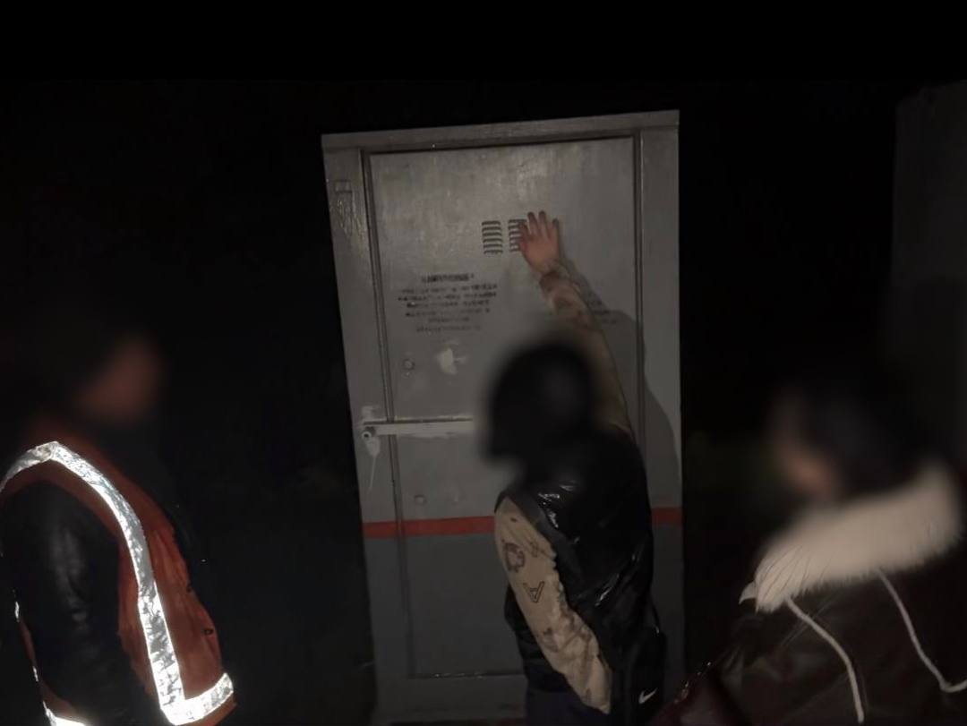 Малолетних террористов задержали в ДНР при попытке сжечь релейный шкаф Малолетних террористов задержали в ДНР при попытке сжечь релейный шкаф