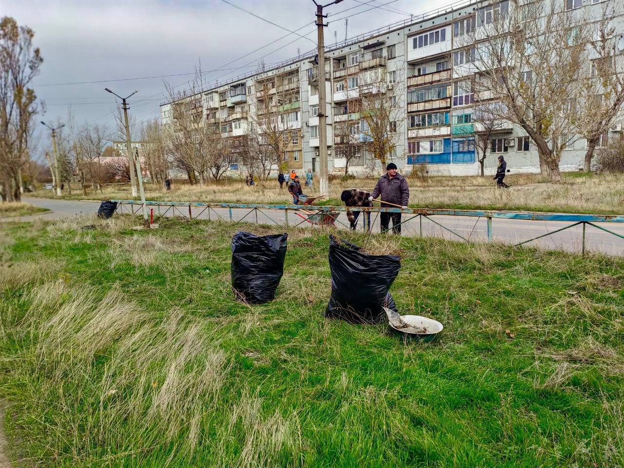 По поручению Главы Донецкой Народной Республики Дениса Пушилина, с целью обеспечения чистоты и порядка в городе Зугрэсе был проведен субботник, к которому присоединились сотрудники предприятий, организаций и учреждений города По поручению Главы Донецкой Народной Республики Дениса Пушилина, с целью обеспечения чистоты и порядка в городе Зугрэсе был проведен субботник, к которому присоединились сотрудники предприятий, организаций и учреждений города