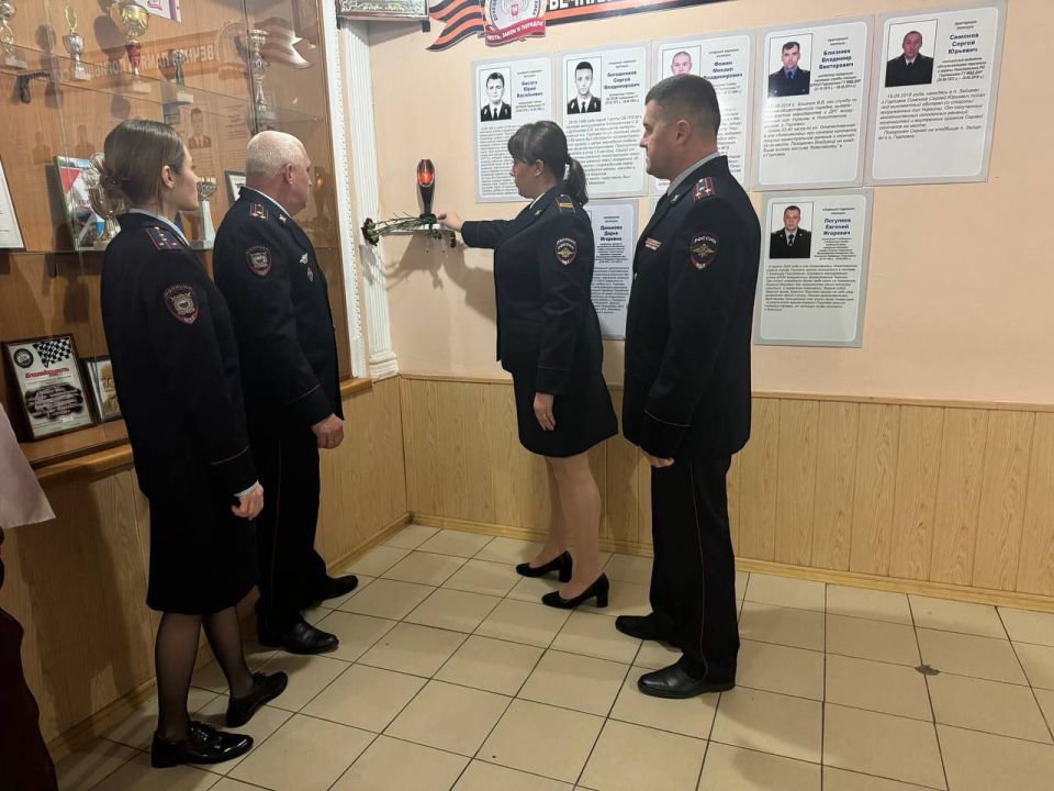Полицейские Горловки почтили память павших коллег Полицейские Горловки почтили память павших коллег
