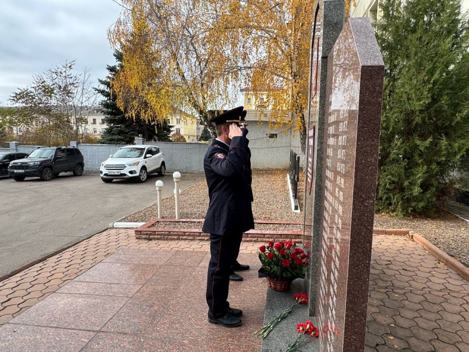 В Макеевке правоохранители почтили память погибших сотрудников ОВД В Макеевке правоохранители почтили память погибших сотрудников ОВД