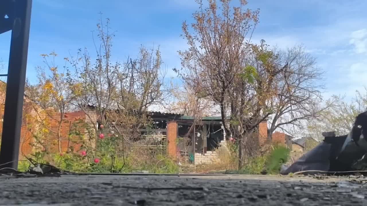 Евгений Поддубный: Красноармейск. Штурмовые группы 2-й армии продолжают рвать оборону противника в микрорайоне Динас, уничтожение окруженных формирований ВСУ идёт и в северо-западных и восточных кварталах Центрального района...