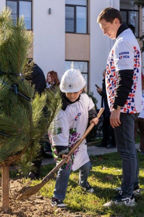 В ДНР в 80-ю годовщину Великой Победы высадили памятные аллеи ПСБ