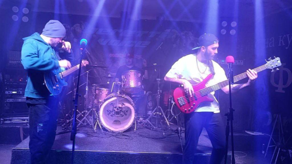 8 ноября в рамках акции «Камбэк» в Харцызском городском Дворце культуры состоялся рок-концерт с участием рок-шоу группы «Хата SKраю» и рок-группы агрессивных романсов «TAU-KITA» 8 ноября в рамках акции «Камбэк» в Харцызском городском Дворце культуры состоялся рок-концерт с участием рок-шоу группы «Хата SKраю» и рок-группы агрессивных романсов «TAU-KITA»