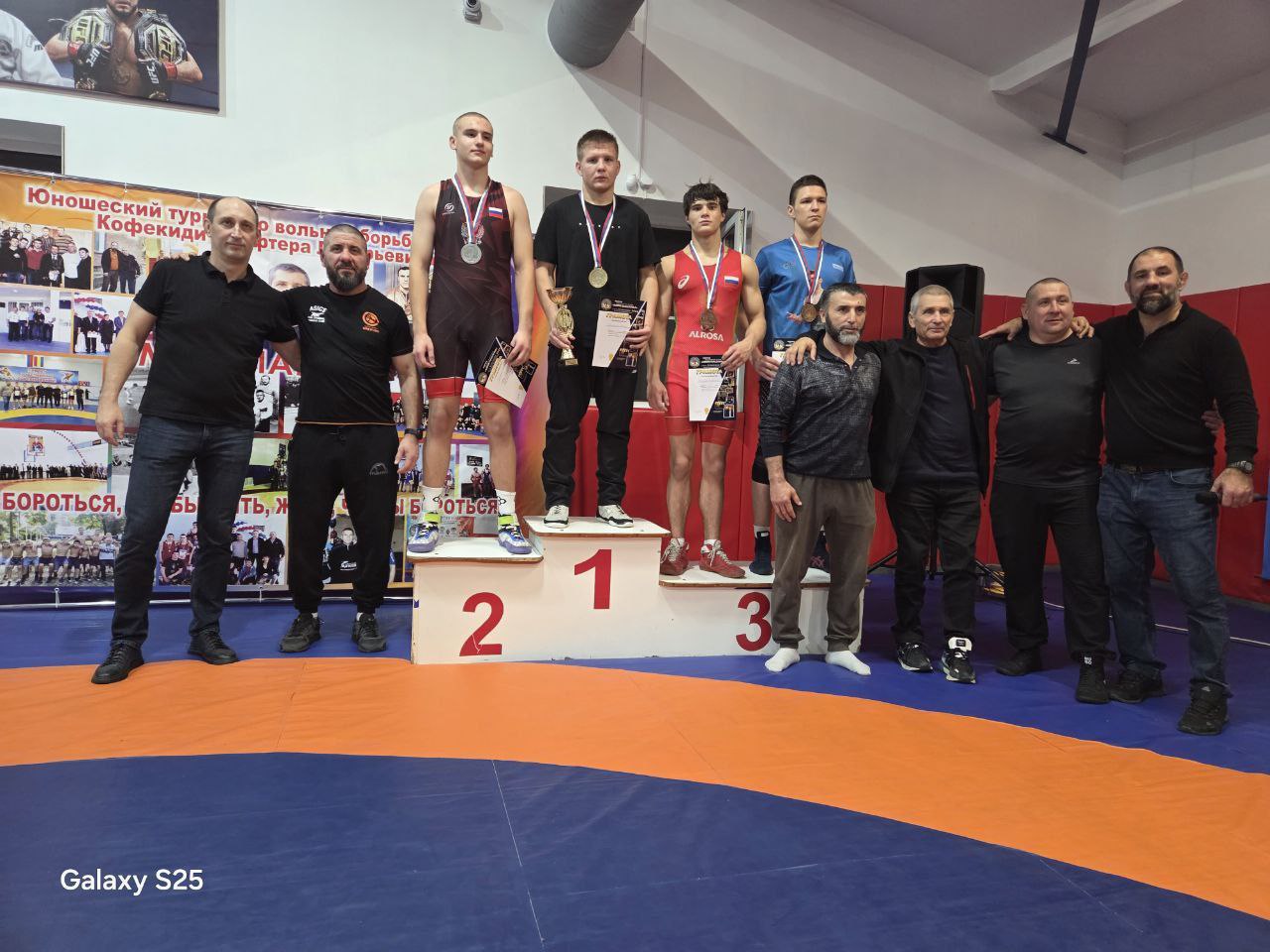 Турнир по вольной борьбе. 8 ноября команда спортивной школы городского округа Енакиево приняла участие во ІІ турнире по вольной борьбе среди юношей в честь основателя вольной борьбы в городе Новошахтинске Кофекиди Елефтера... Турнир по вольной борьбе. 8 ноября команда спортивной школы городского округа Енакиево приняла участие во ІІ турнире по вольной борьбе среди юношей в честь основателя вольной борьбы в городе Новошахтинске Кофекиди Елефтера...