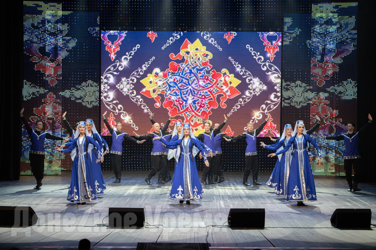 Русские хороводы, греческие сиртаки и белорусская «Лявониха»: в Донецке состоялся концерт «Многонациональный Донбасс» Русские хороводы, греческие сиртаки и белорусская «Лявониха»: в Донецке состоялся концерт «Многонациональный Донбасс»
