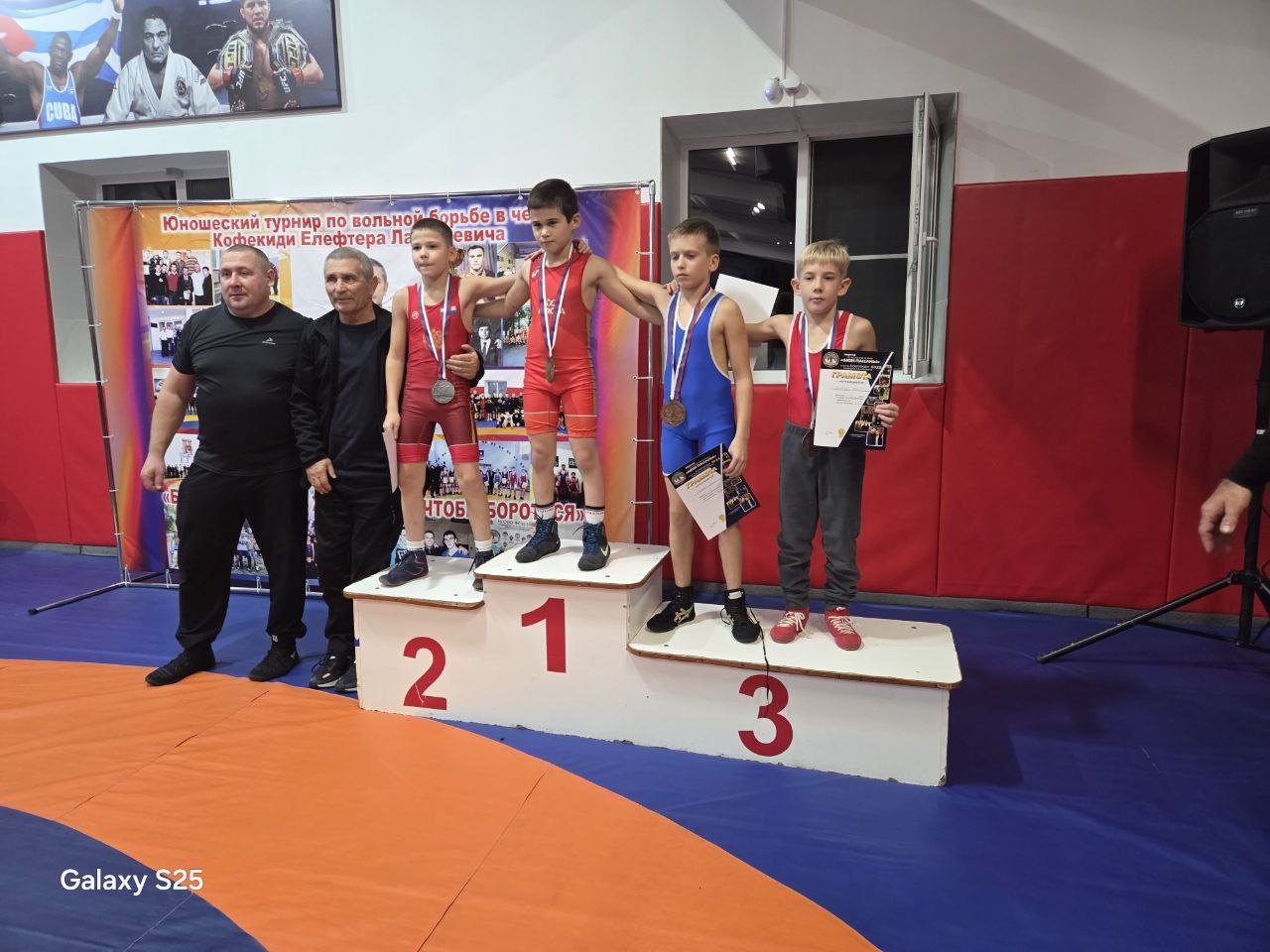 Турнир по вольной борьбе. 8 ноября команда спортивной школы городского округа Енакиево приняла участие во ІІ турнире по вольной борьбе среди юношей в честь основателя вольной борьбы в городе Новошахтинске Кофекиди Елефтера... Турнир по вольной борьбе. 8 ноября команда спортивной школы городского округа Енакиево приняла участие во ІІ турнире по вольной борьбе среди юношей в честь основателя вольной борьбы в городе Новошахтинске Кофекиди Елефтера...