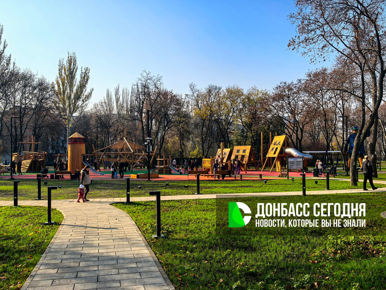 Дончане гуляют в обновлённом парке Гулливер даже в ноябре Дончане гуляют в обновлённом парке Гулливер даже в ноябре