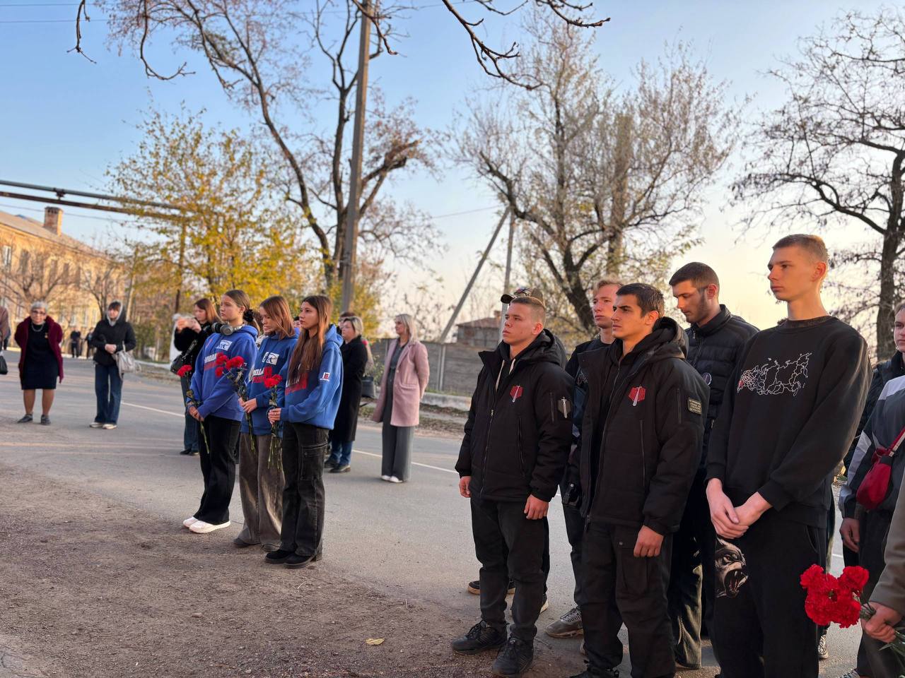 Евгений Поплавский: 8 ноября 2025 года в городе Зугрэс наш округ отдал дань вечной памяти и безграничного уважения воину, павшему за Родину, — Артёму Николаевичу Кальченко Евгений Поплавский: 8 ноября 2025 года в городе Зугрэс наш округ отдал дань вечной памяти и безграничного уважения воину, павшему за Родину, — Артёму Николаевичу Кальченко