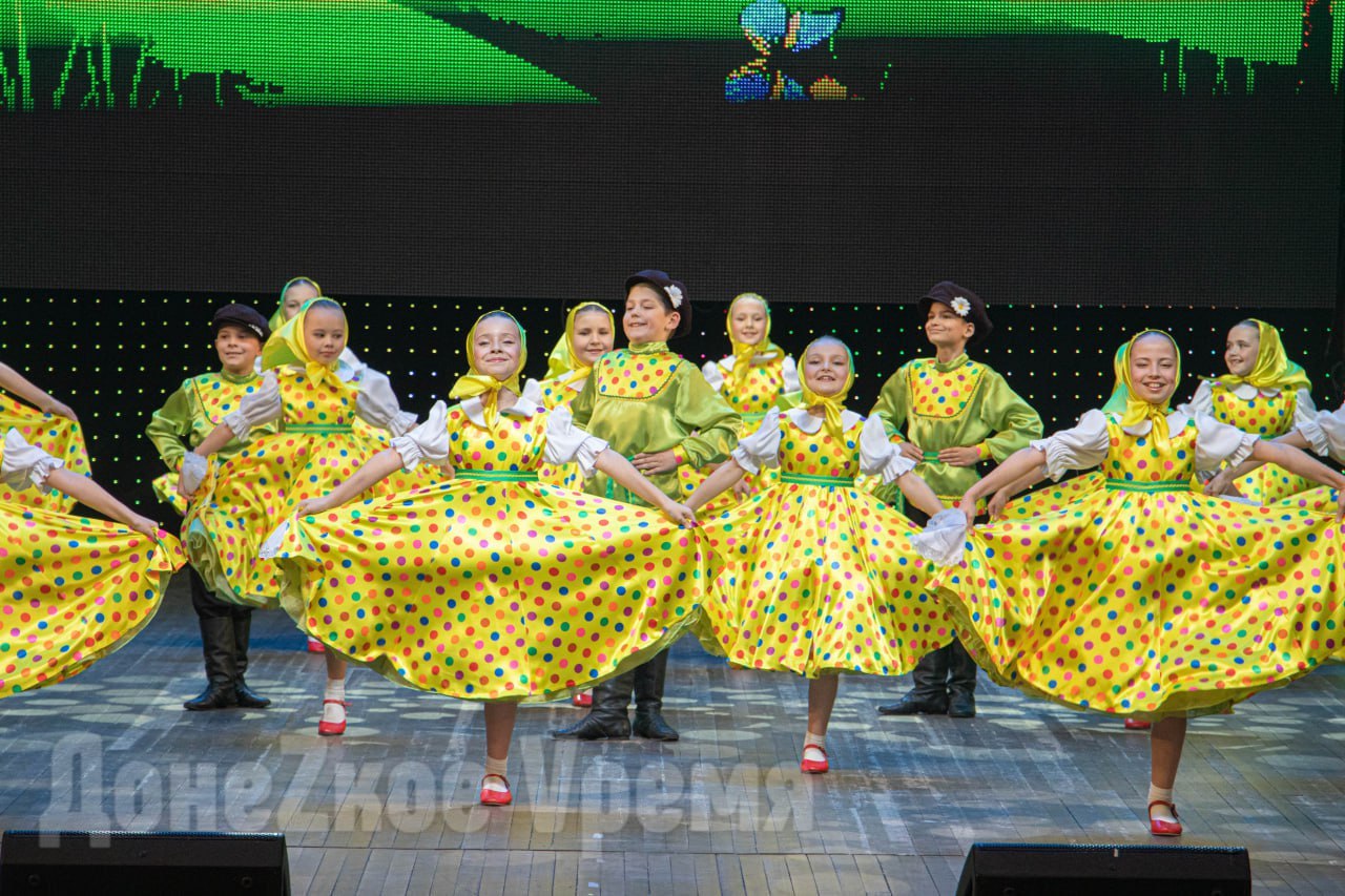 Русские хороводы, греческие сиртаки и белорусская «Лявониха»: в Донецке состоялся концерт «Многонациональный Донбасс» Русские хороводы, греческие сиртаки и белорусская «Лявониха»: в Донецке состоялся концерт «Многонациональный Донбасс»