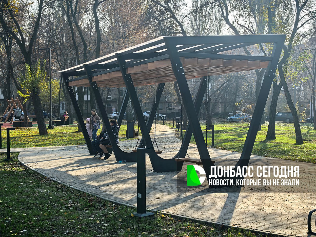 Дончане гуляют в обновлённом парке Гулливер даже в ноябре Дончане гуляют в обновлённом парке Гулливер даже в ноябре