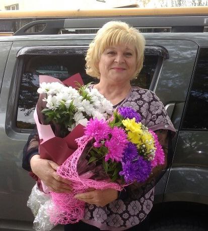 В этот день свой юбилейный день рождения отмечает руководитель циркового коллектива " Арабески" Тельмановского РДК, Почетный гражданин Тельмановского муниципального округа Валентина Алексеевна Миник