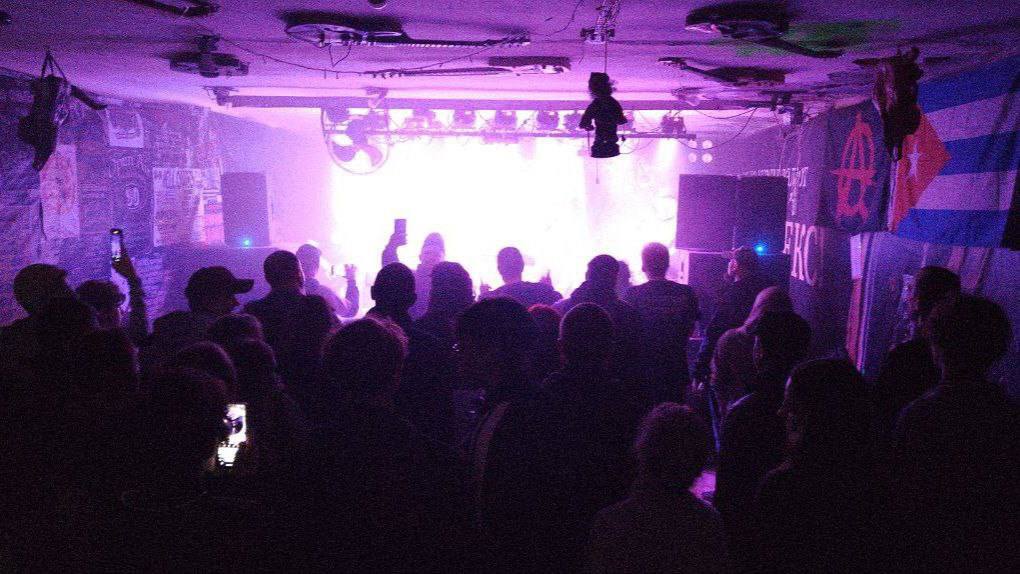 8 ноября в рамках акции «Камбэк» в Харцызском городском Дворце культуры состоялся рок-концерт с участием рок-шоу группы «Хата SKраю» и рок-группы агрессивных романсов «TAU-KITA» 8 ноября в рамках акции «Камбэк» в Харцызском городском Дворце культуры состоялся рок-концерт с участием рок-шоу группы «Хата SKраю» и рок-группы агрессивных романсов «TAU-KITA»