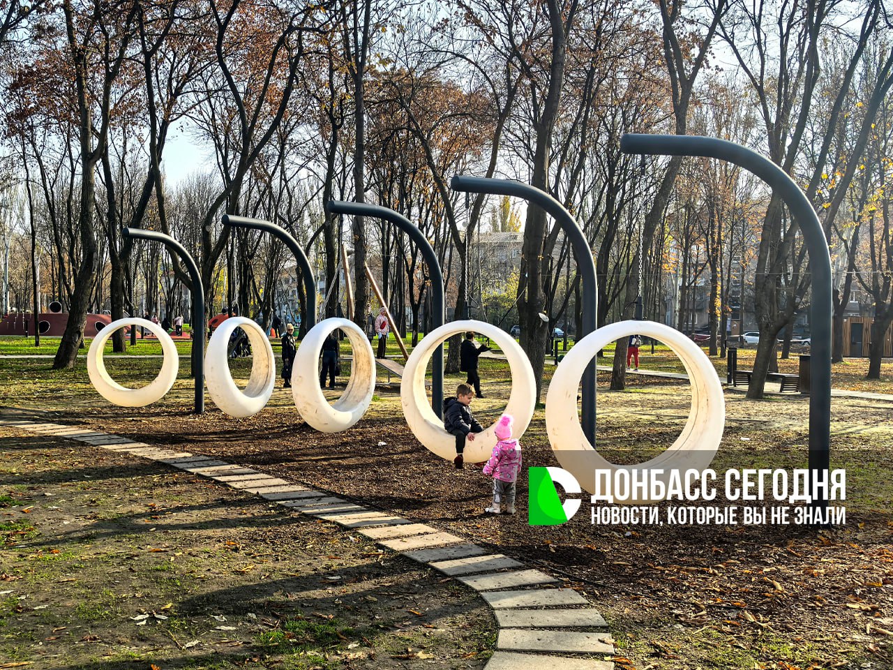 Дончане гуляют в обновлённом парке Гулливер даже в ноябре Дончане гуляют в обновлённом парке Гулливер даже в ноябре