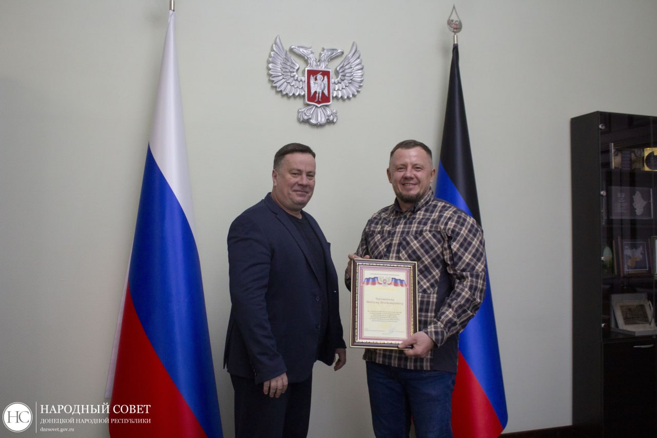 Константин Кузьмин: Вручил защитникам Отечества и волонтерам Благодарности Главы ДНР Константин Кузьмин: Вручил защитникам Отечества и волонтерам Благодарности Главы ДНР