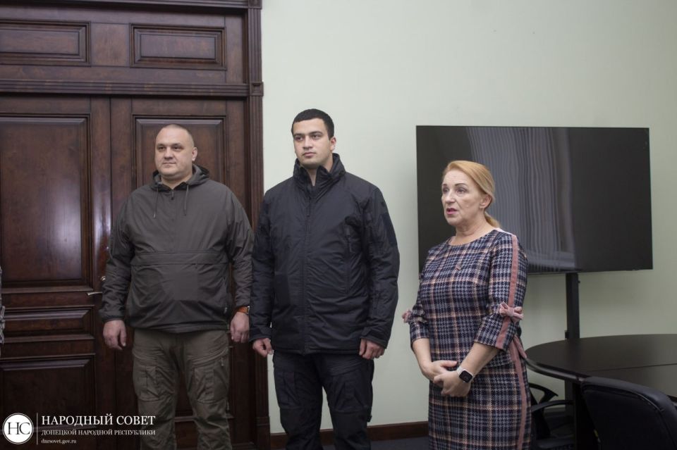 Константин Кузьмин: Вручил защитникам Отечества и волонтерам Благодарности Главы ДНР Константин Кузьмин: Вручил защитникам Отечества и волонтерам Благодарности Главы ДНР