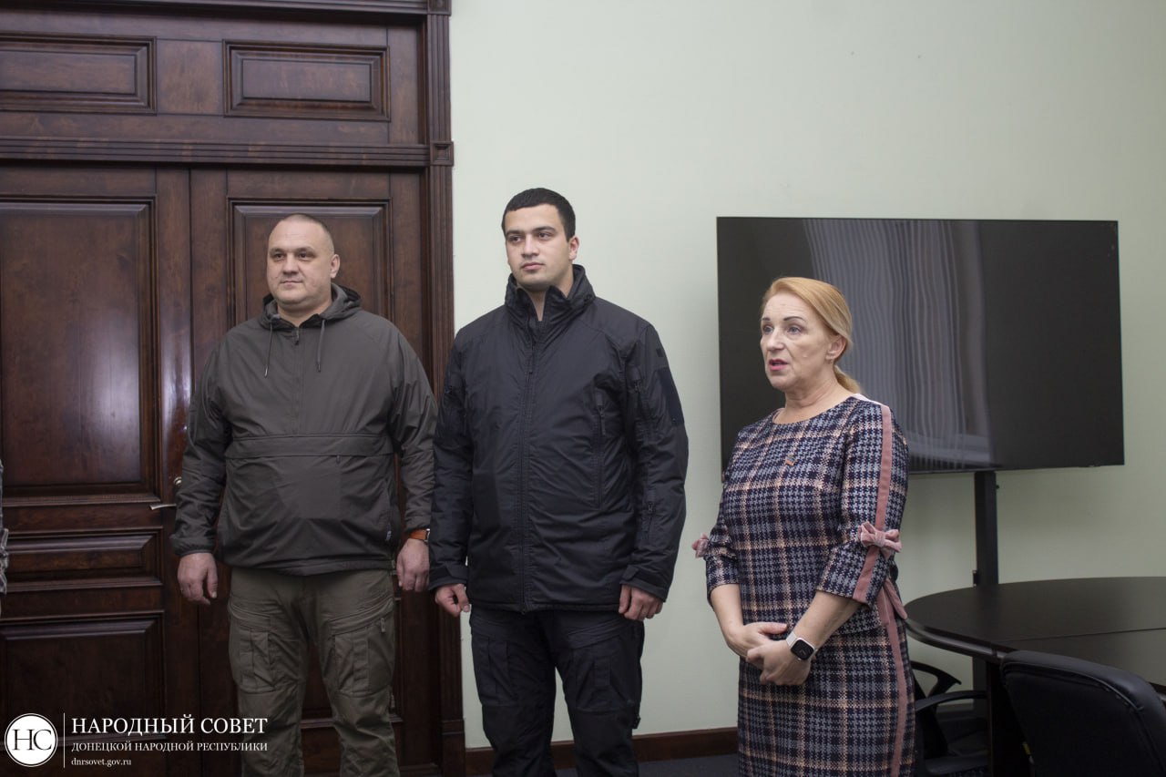 Константин Кузьмин: Вручил защитникам Отечества и волонтерам Благодарности Главы ДНР Константин Кузьмин: Вручил защитникам Отечества и волонтерам Благодарности Главы ДНР