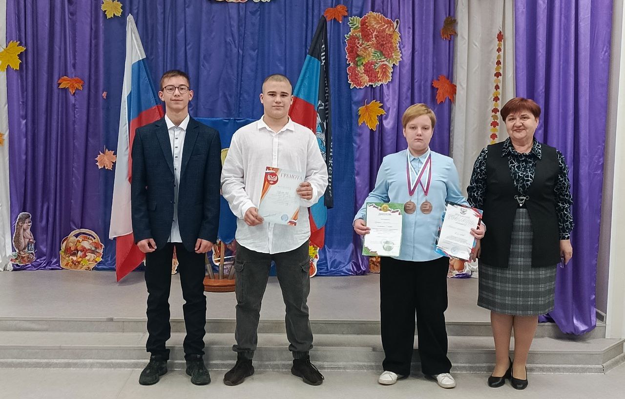 10 ноября 2025 года в ГБОУ «Мироновская школа №10 г.о. Дебальцево» прошла традиционная еженедельная линейка, которая началась с исполнения гимнов Российской Федерации и Донецкой Народной Республики 10 ноября 2025 года в ГБОУ «Мироновская школа №10 г.о. Дебальцево» прошла традиционная еженедельная линейка, которая началась с исполнения гимнов Российской Федерации и Донецкой Народной Республики