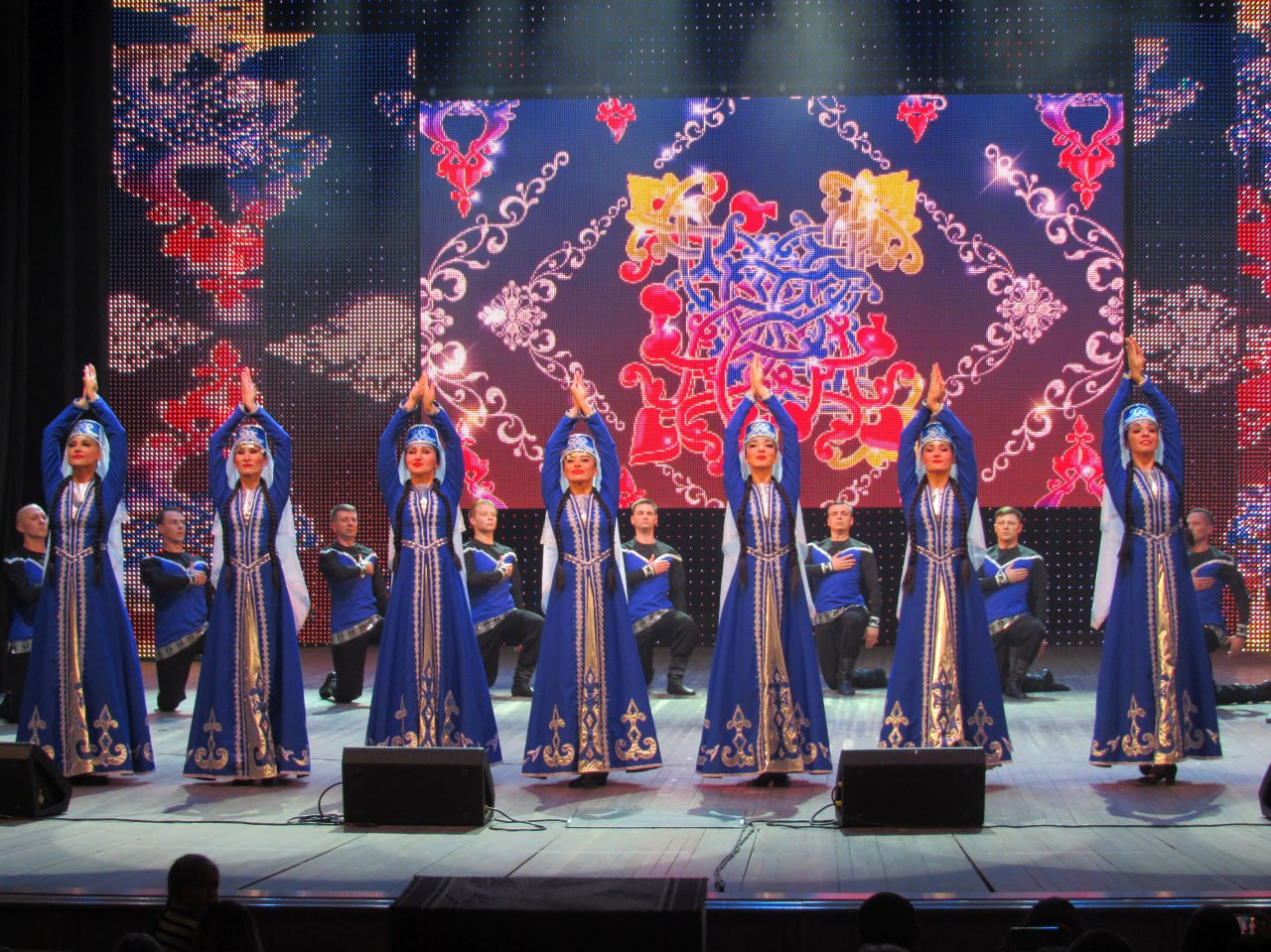 «Многонациональный Донбасс» от «Донбасса»: ко Дню народного единства коллектив дал большой сольный концерт в родном Донецке «Многонациональный Донбасс» от «Донбасса»: ко Дню народного единства коллектив дал большой сольный концерт в родном Донецке