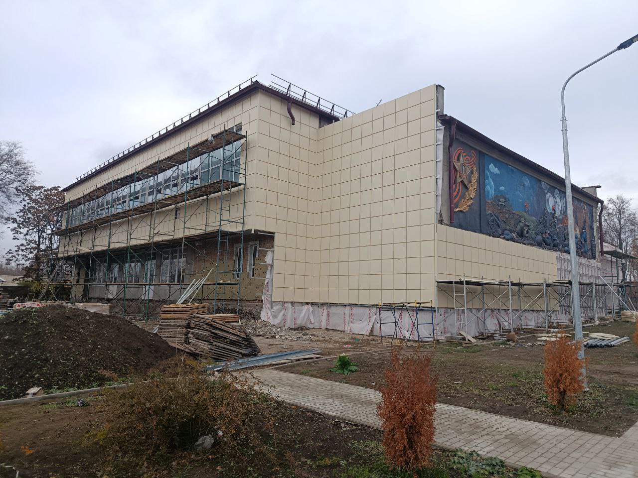 Наталья Великодная: В рамках народной программы Единой России по выполнению работ по капитальному ремонту фасада здания Тельмановского районного дома культуры отдела культуры Администрации Тельмановского муниципального... Наталья Великодная: В рамках народной программы Единой России по выполнению работ по капитальному ремонту фасада здания Тельмановского районного дома культуры отдела культуры Администрации Тельмановского муниципального...