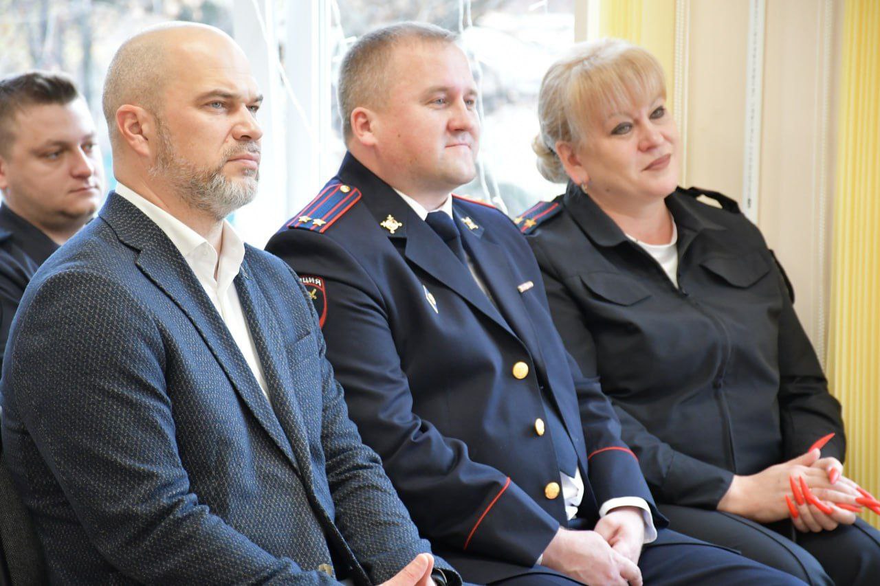 Сегодня, в День сотрудника органов внутренних дел Российской Федерации глава муниципального образования городского округа Дебальцево Сергей Желновач поздравил коллектив Отдела Министерства внутренних дел Российской Федерации... Сегодня, в День сотрудника органов внутренних дел Российской Федерации глава муниципального образования городского округа Дебальцево Сергей Желновач поздравил коллектив Отдела Министерства внутренних дел Российской Федерации...