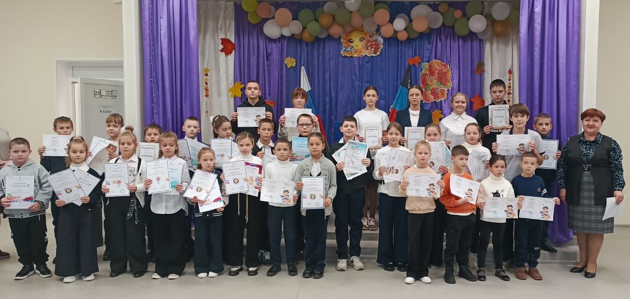 10 ноября 2025 года в ГБОУ «Мироновская школа №10 г.о. Дебальцево» прошла традиционная еженедельная линейка, которая началась с исполнения гимнов Российской Федерации и Донецкой Народной Республики