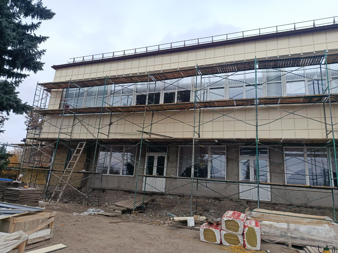 Наталья Великодная: В рамках народной программы Единой России по выполнению работ по капитальному ремонту фасада здания Тельмановского районного дома культуры отдела культуры Администрации Тельмановского муниципального...