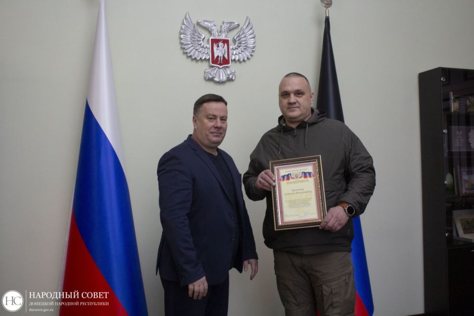 Константин Кузьмин: Вручил защитникам Отечества и волонтерам Благодарности Главы ДНР Константин Кузьмин: Вручил защитникам Отечества и волонтерам Благодарности Главы ДНР