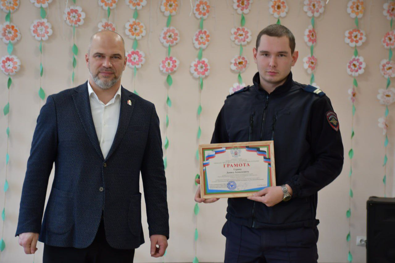 Сегодня, в День сотрудника органов внутренних дел Российской Федерации глава муниципального образования городского округа Дебальцево Сергей Желновач поздравил коллектив Отдела Министерства внутренних дел Российской Федерации...