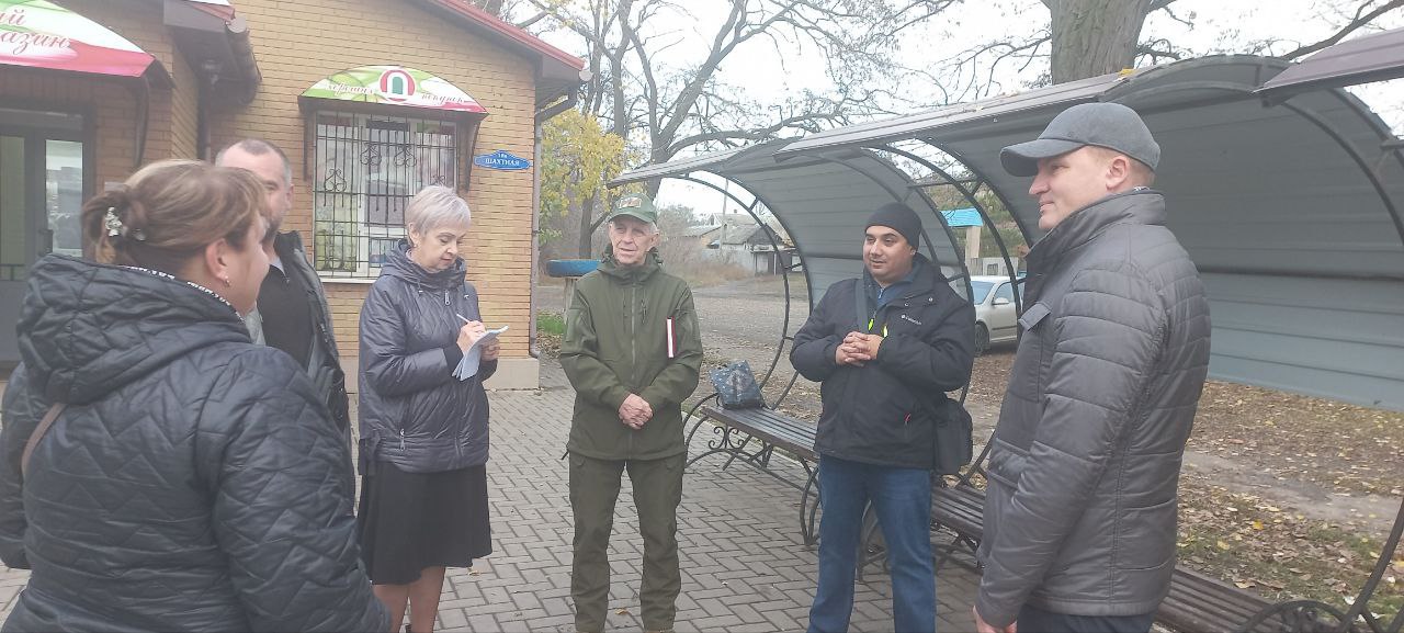 Сегодня, на улице Шахтная состоялась рабочая встреча с жителями , в которой приняли участие первый заместитель руководителя Управы Пролетарского внутригородского района Администрации г.о. Донецк Светлана Вирич, депутаты...