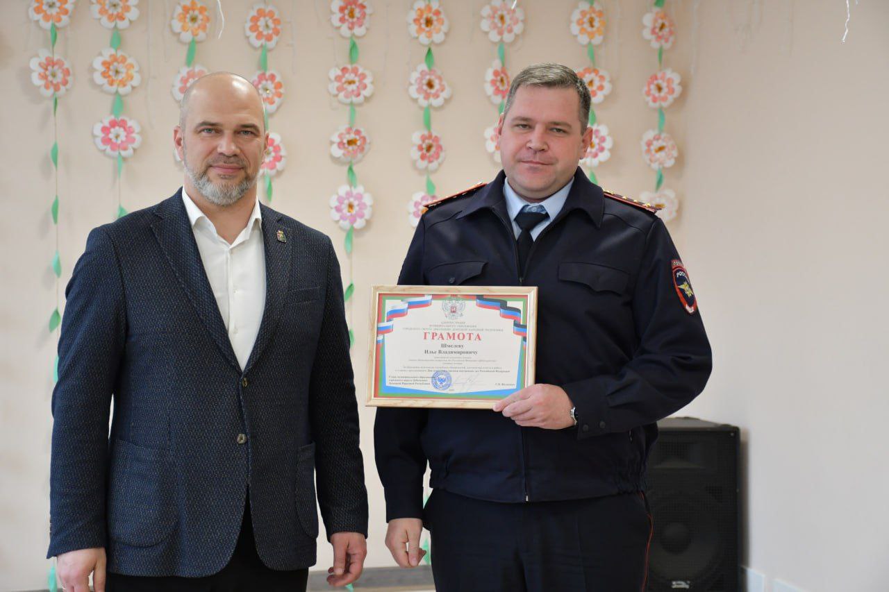 Сегодня, в День сотрудника органов внутренних дел Российской Федерации глава муниципального образования городского округа Дебальцево Сергей Желновач поздравил коллектив Отдела Министерства внутренних дел Российской Федерации... Сегодня, в День сотрудника органов внутренних дел Российской Федерации глава муниципального образования городского округа Дебальцево Сергей Желновач поздравил коллектив Отдела Министерства внутренних дел Российской Федерации...