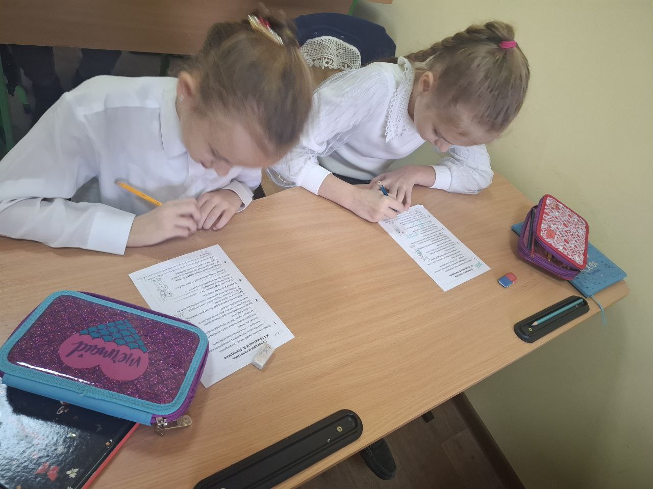 10 ноября 2025 года в ГБОУ «Мироновская школа №10 г.о. Дебальцево» прошла традиционная еженедельная линейка, которая началась с исполнения гимнов Российской Федерации и Донецкой Народной Республики 10 ноября 2025 года в ГБОУ «Мироновская школа №10 г.о. Дебальцево» прошла традиционная еженедельная линейка, которая началась с исполнения гимнов Российской Федерации и Донецкой Народной Республики