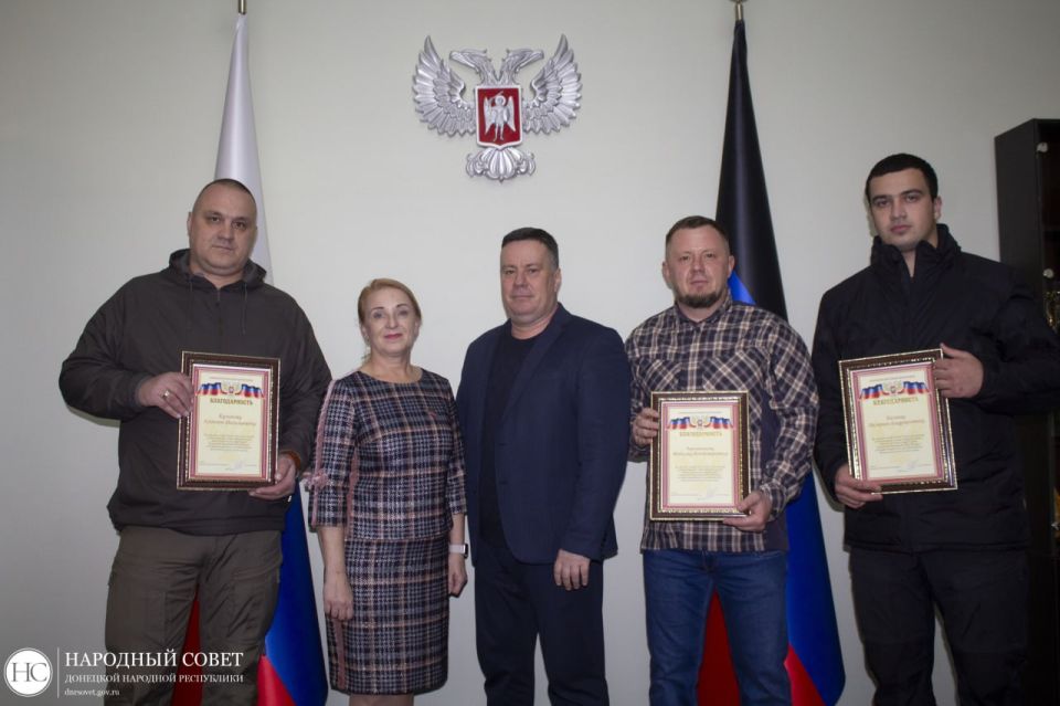Константин Кузьмин: Вручил защитникам Отечества и волонтерам Благодарности Главы ДНР Константин Кузьмин: Вручил защитникам Отечества и волонтерам Благодарности Главы ДНР