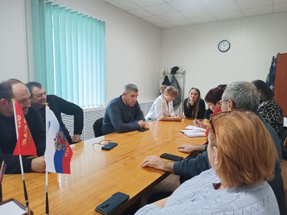 Сегодня Первый заместитель главы Администрации Володарского муниципального округа Боровик Д.В. провёл встречу с жителями с. Касьяновка
