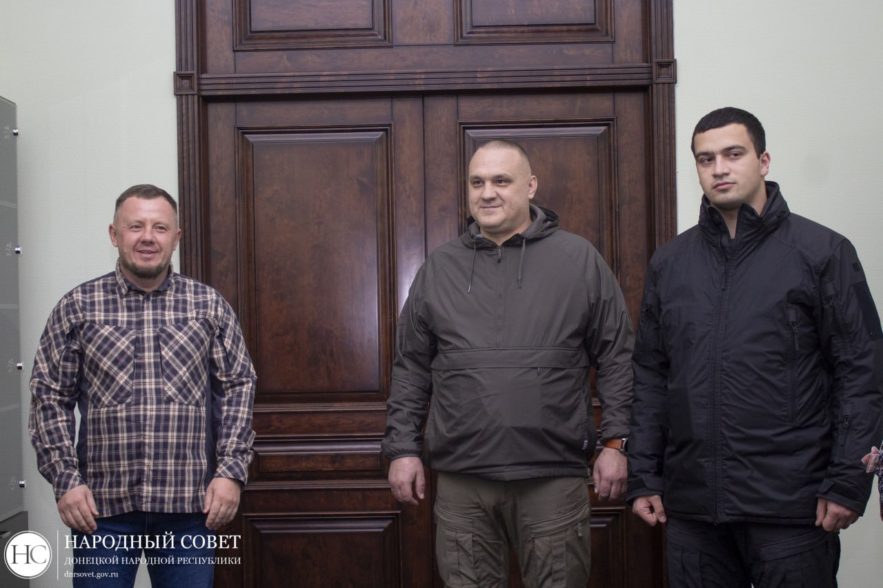 Константин Кузьмин: Вручил защитникам Отечества и волонтерам Благодарности Главы ДНР